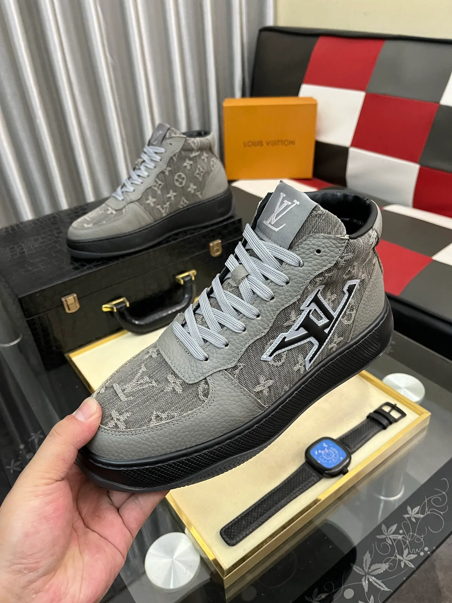 Ex-factory price: 438⌚️⌚️[LOUIS VUITTON] Same style as Louis Vuitton* official website 🚹Men's high-top casual shoes❤️Same style as popular celebrities and big names ~ Best-selling at home and abroad Lv focuses on the checkerboard series...Imported first-layer cowhide with special fabric ➕Full cotton, code number: 38-443️⃣Colors available